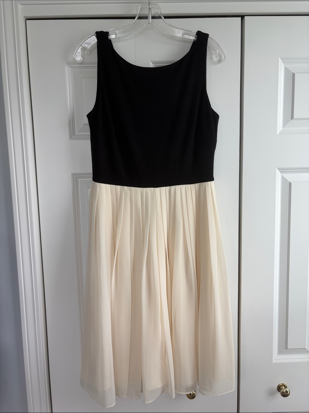 Elegant Talbots Black and Cream Sleeveless Dress. Knit top with chiffon skirt. 6